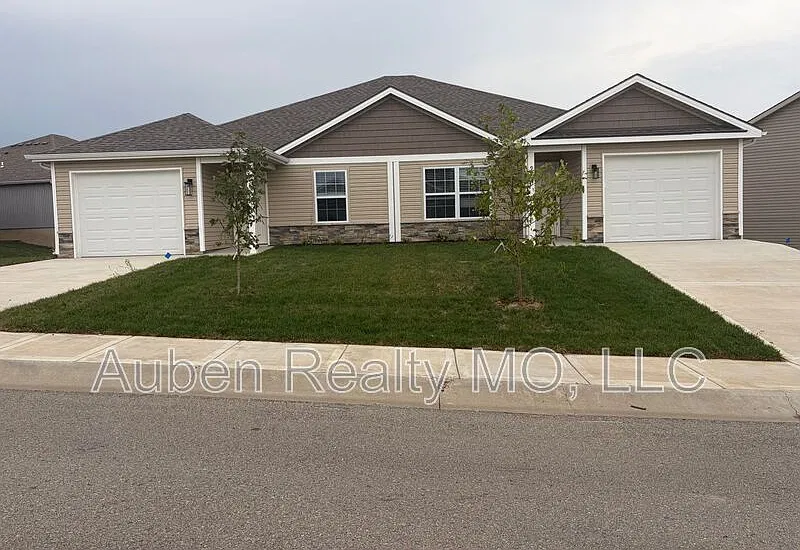 3 bed, 2.0 bath, 1243 sqft, $2,395 — Photo 1