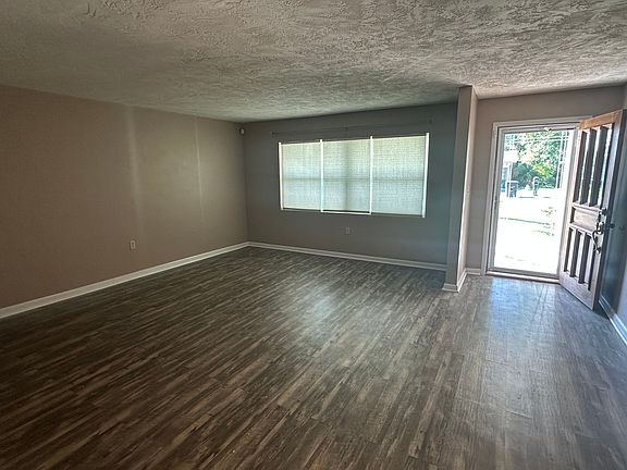 Large living room to front entrance