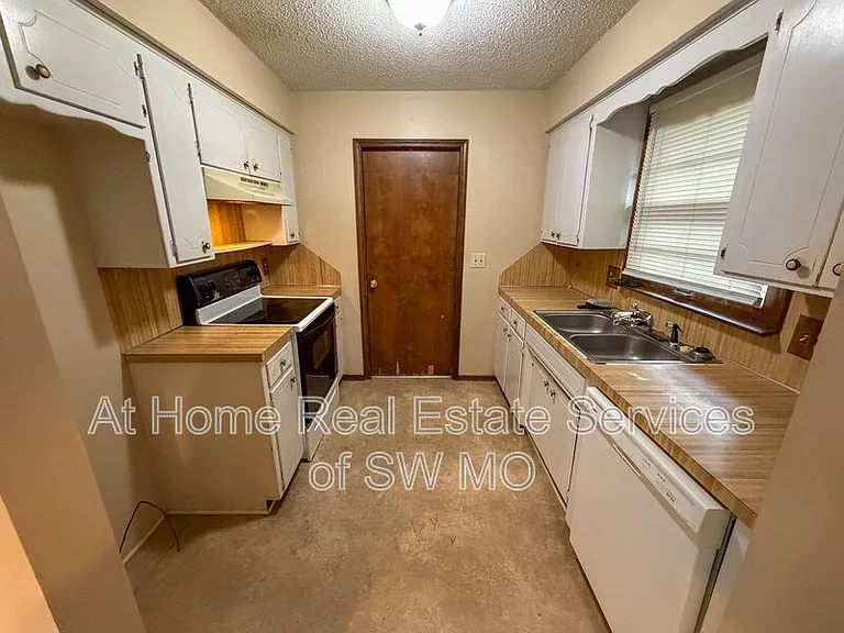 1444 S Gelven Ave — Photo 3