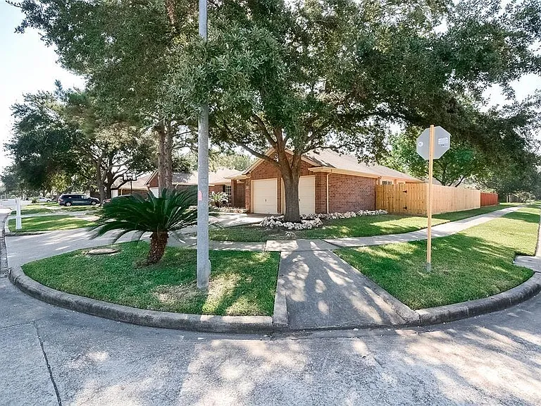 22823 Williamschase Dr — Photo 2