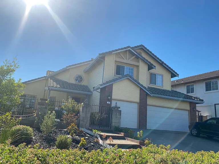 1907 Summit Dr — Photo 1