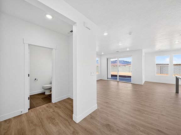 PREVIOUS BUILD Photos are representational of floor plan only, not specific listing. Selections and