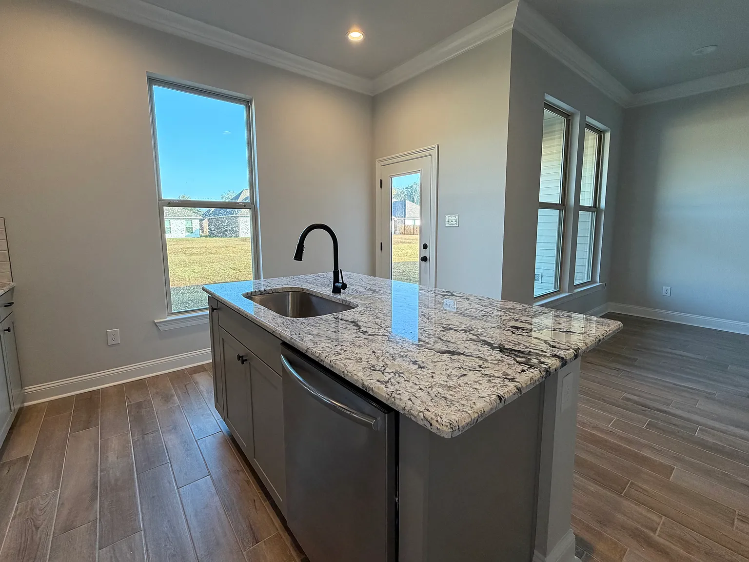 1150 Lakehaven Dr — Photo 3