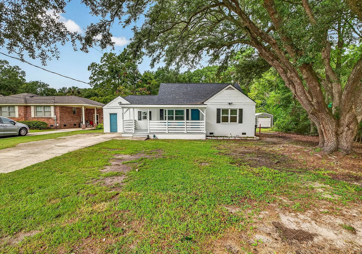 Spacious Living Near Downtown Charleston — Photo 3