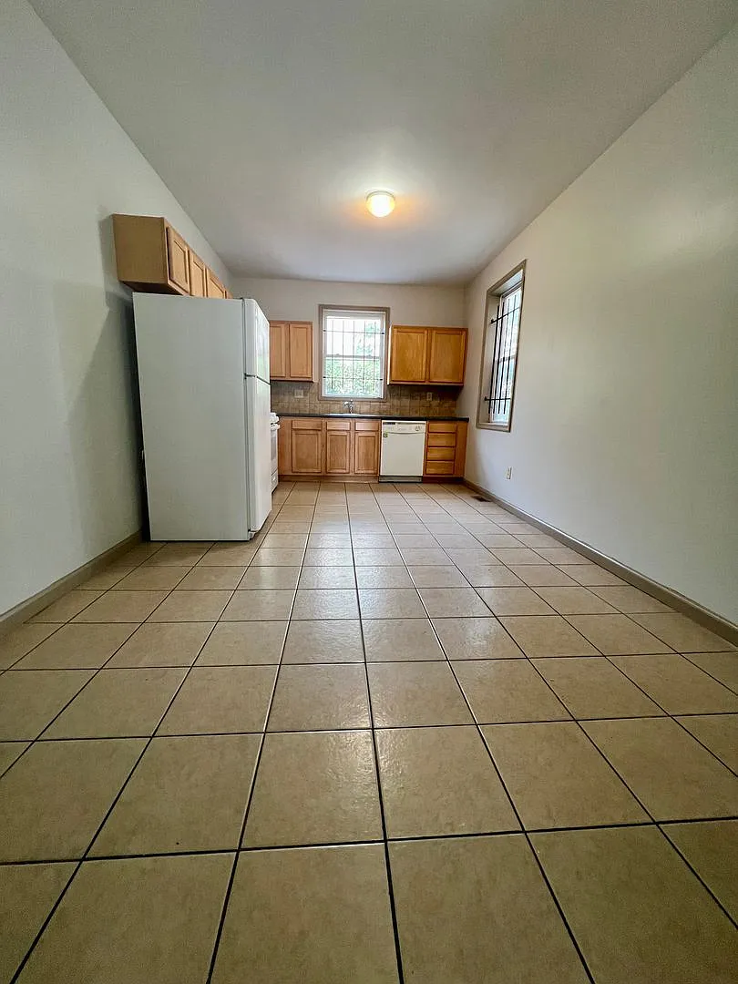 Stunning 6-Bedroom Townhome Steps Away From Temple! Available Now! Rent Special - One Month Free ... — Photo 4