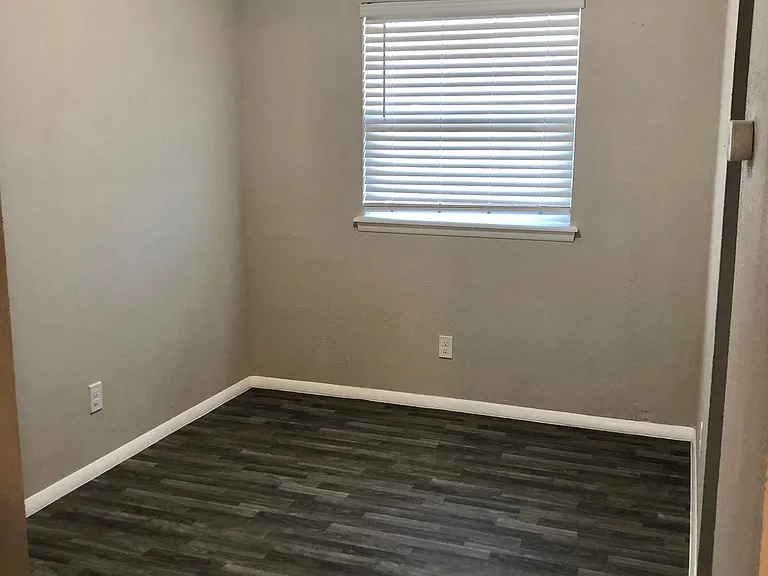 Yukon Heights Apartments — Photo 17