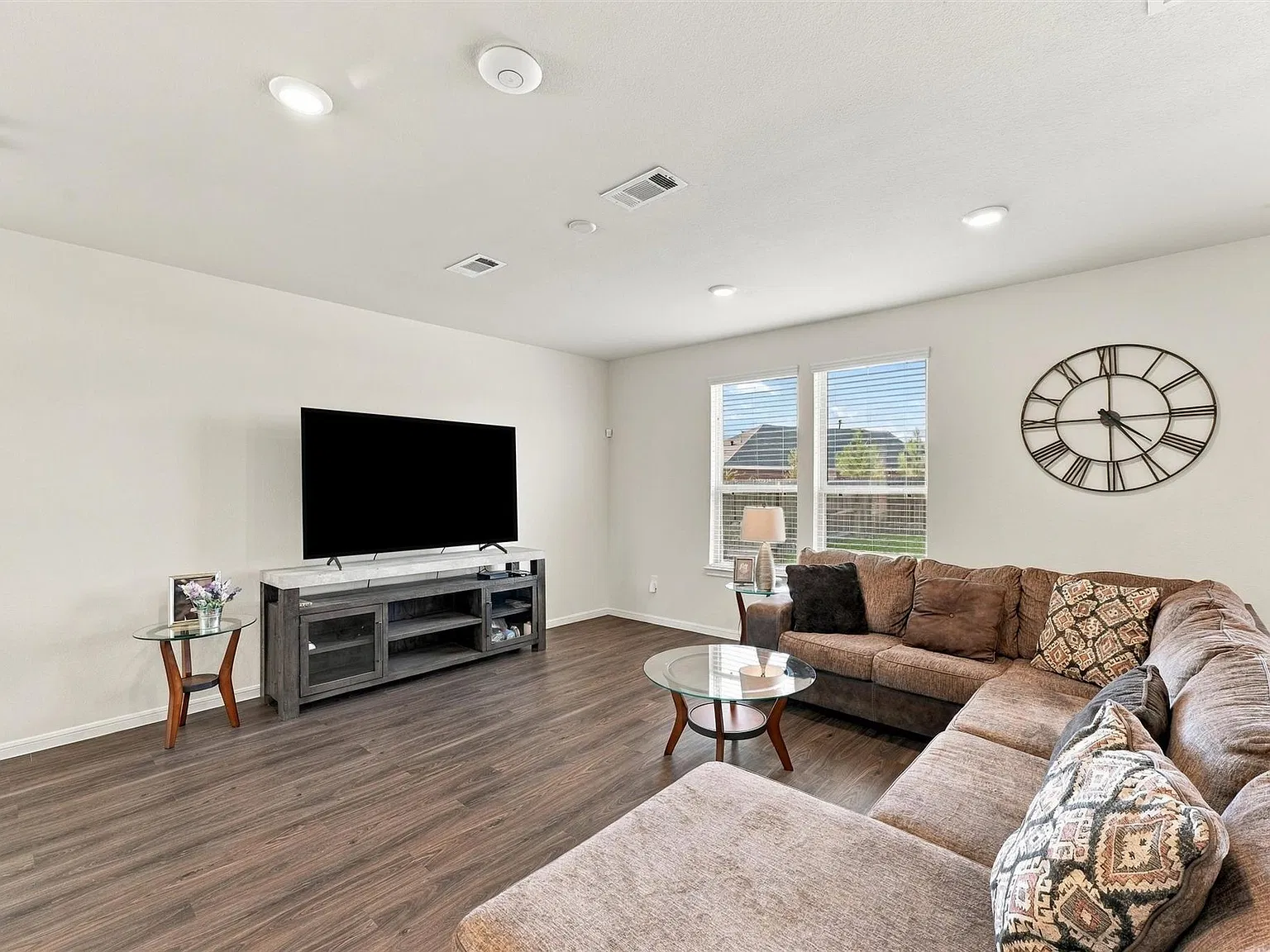 3 bed, 2.5 bath, 2320 sqft, $2,150 — Photo 4
