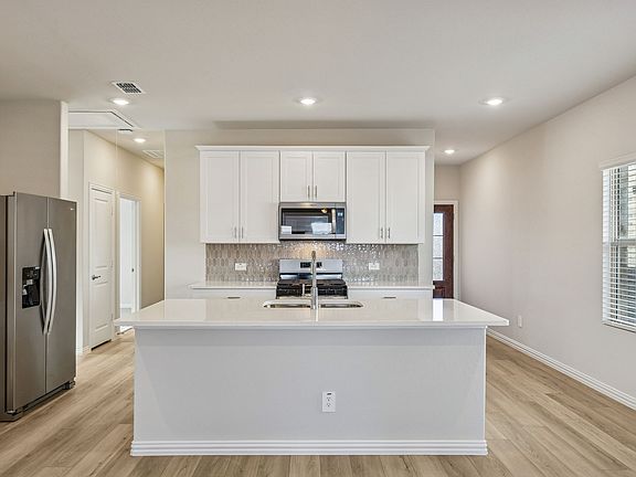 4th image of 805 Leavenworth Dr