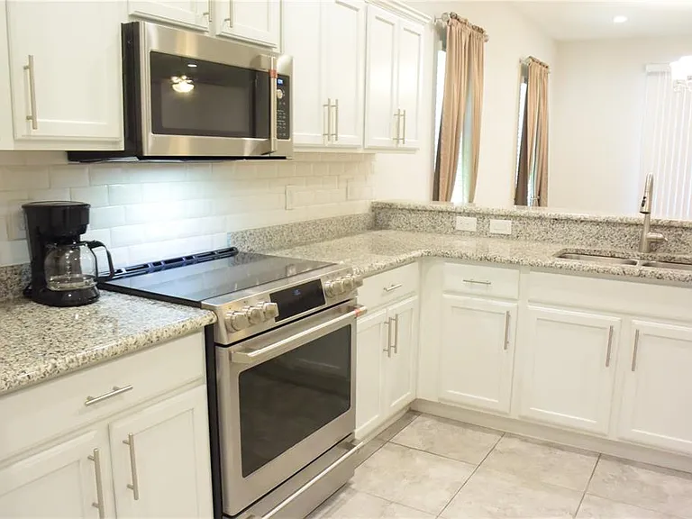 1213 Grantham Dr — Photo 2