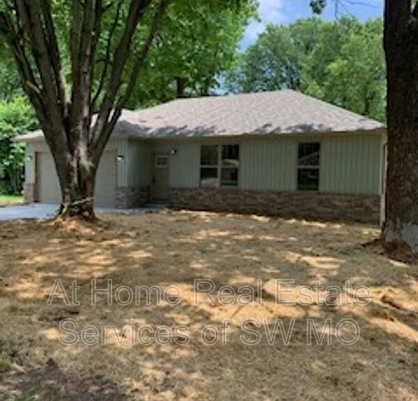 2028 S Lone Pine Ave — Photo 2