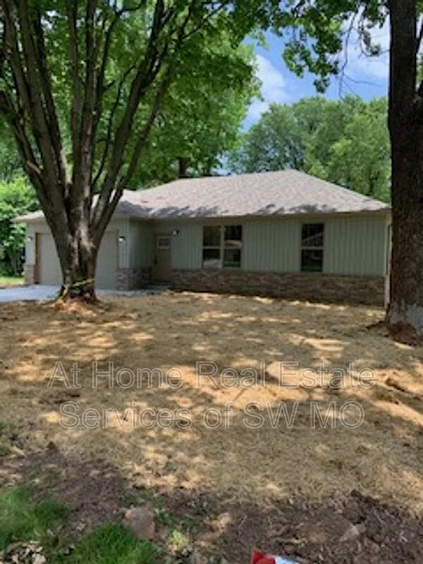 Building Photo - 2028 S Lone Pine Ave