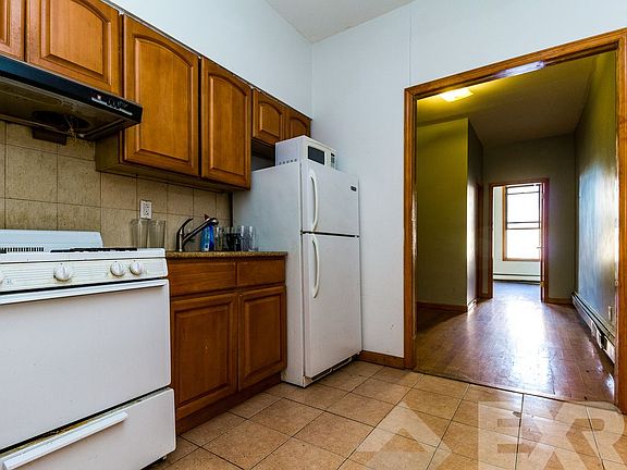 4th image of 354 Melrose St APT 2R