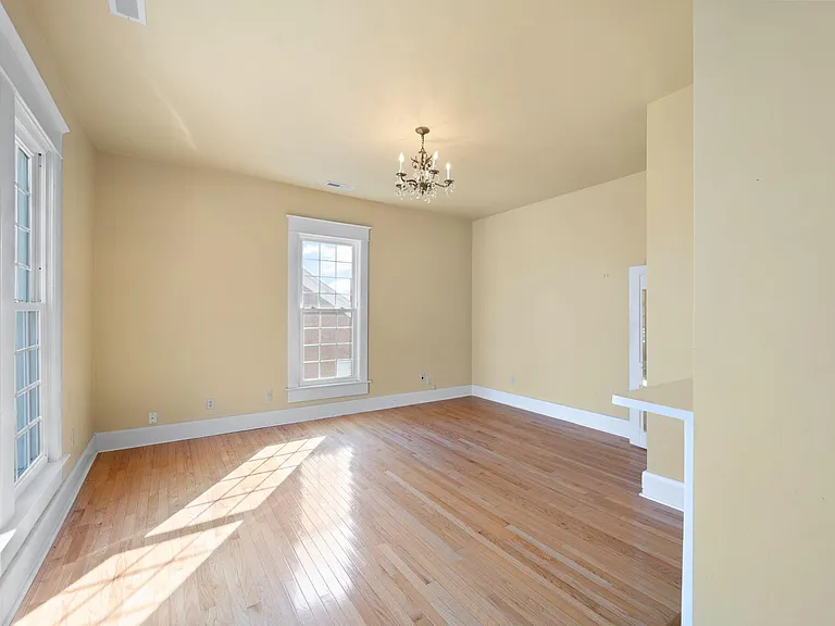 406 N Main St — Photo 48