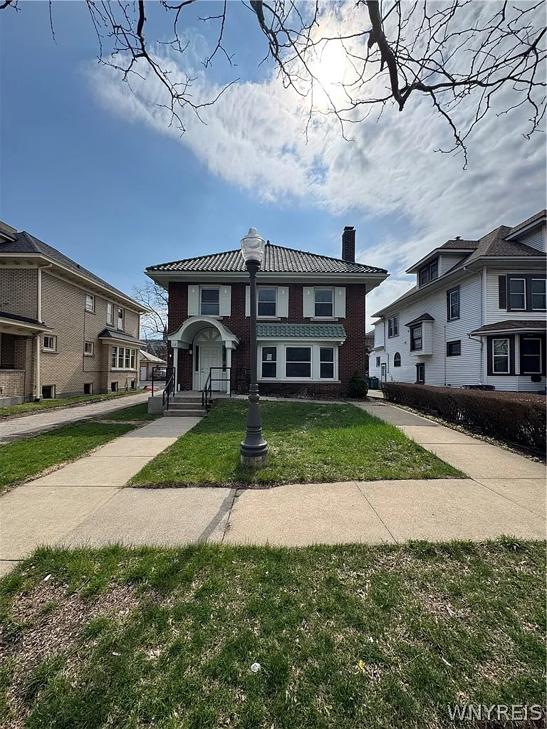 3 bed, 1.0 bath, 1105 sqft, $2,200 — Photo 2