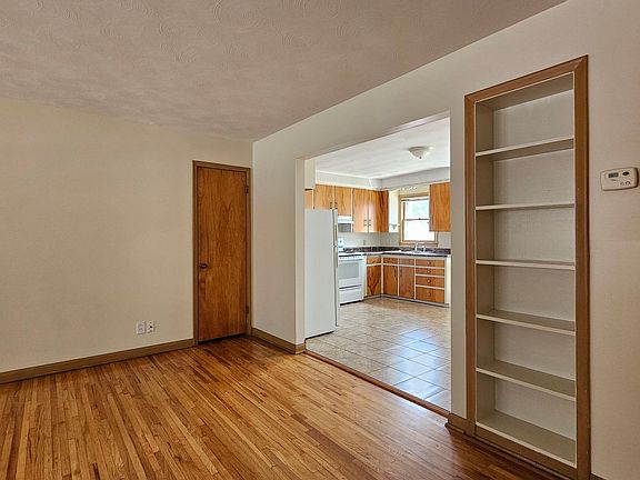 4th image of 3855 Dewey Ave #2