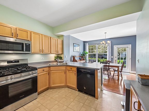 3rd image of 612 Shakespeare Dr