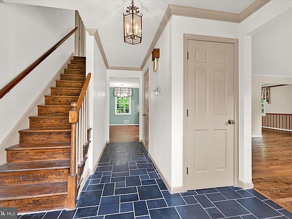 2nd image of 1115 Valewood Rd