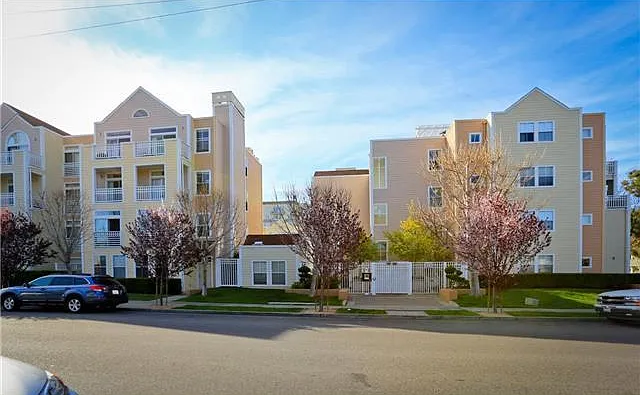 550 Ortega Ave — Photo 1