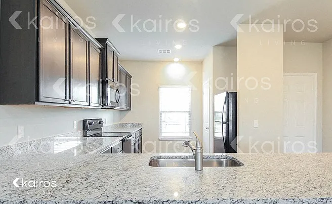 917 NW 6th St — Photo 2