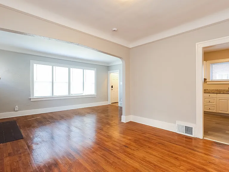 1467273_018_living_room_13322085.jpg