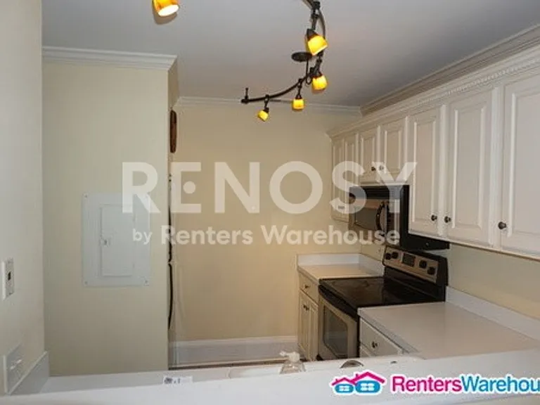 596 Summit Ave #2 — Photo 4