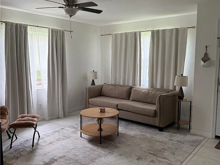 525 SE Van Loon Ter — Photo 4