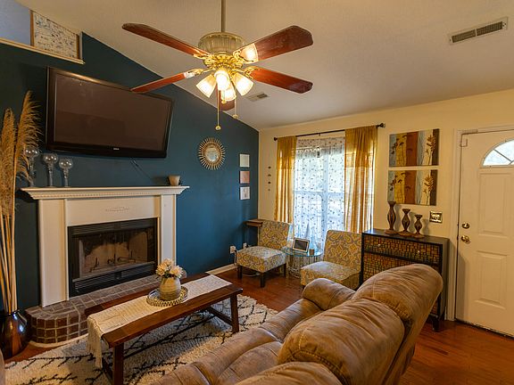 3rd image of 469 Courtland Dr