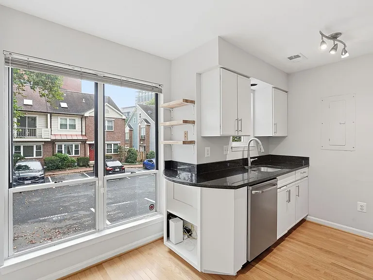 1113 N Vernon St — Photo 13