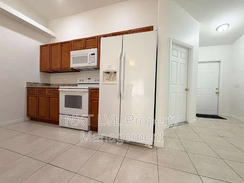 3 bed, 2.0 bath, 1209 sqft, $1,595 — Photo 3