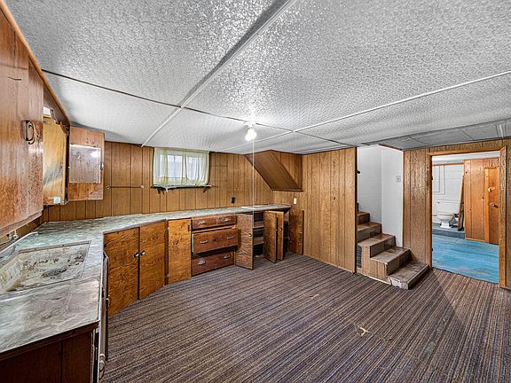 3rd image of 3086 Detroit Rd