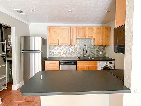 5th image of 1015 SW 9th St APT C23