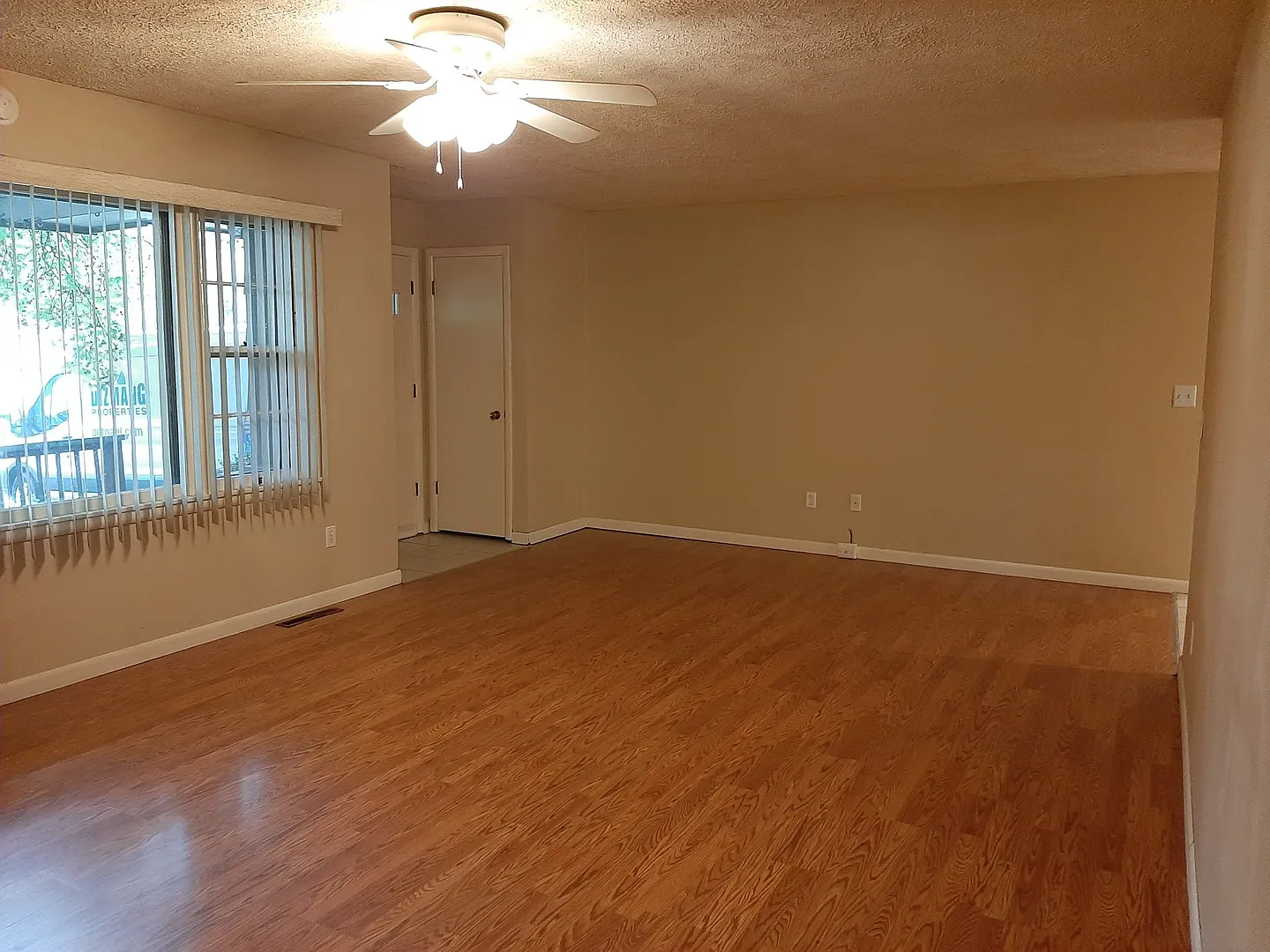 4 Bedroom home with a 2 car garage on the East Side for $1595! — Photo 2