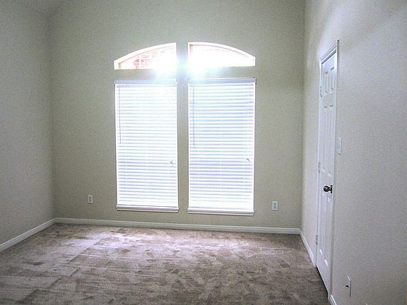5th image of 5914 Oak Place Dr