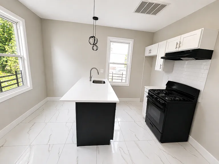 61 Leslie St #2 — Photo 1