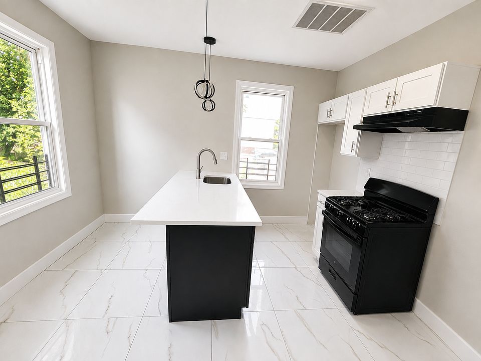 1st image of 61 Leslie St Floor 2