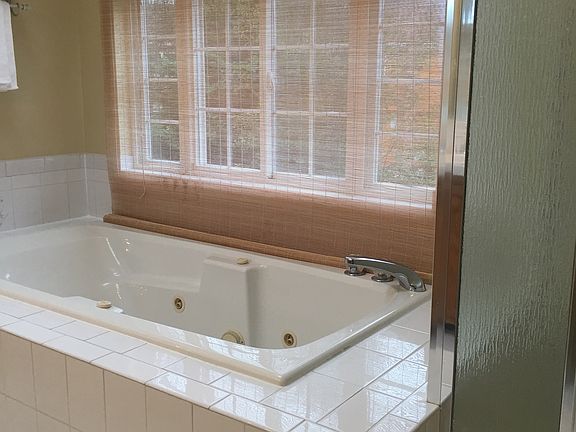 5th image of 843 Pine Ave