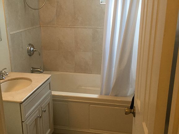4th image of 15 Bryant Cres APT 2C