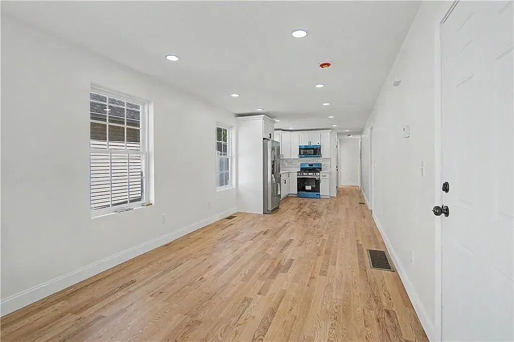 4 bed, $2,850 — Photo 2
