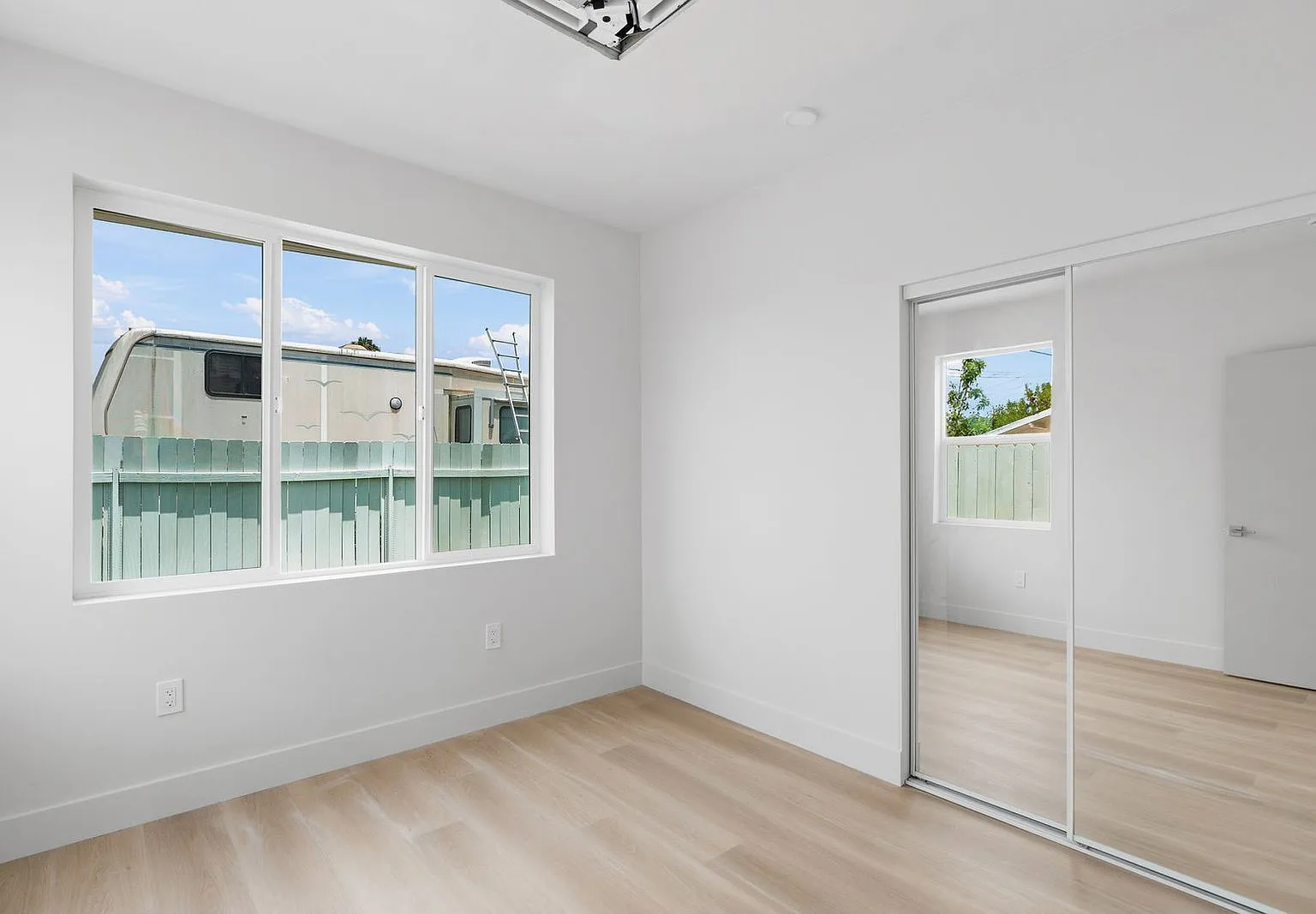3 bed, 3.0 bath, 922 sqft, $4,500 — Photo 4