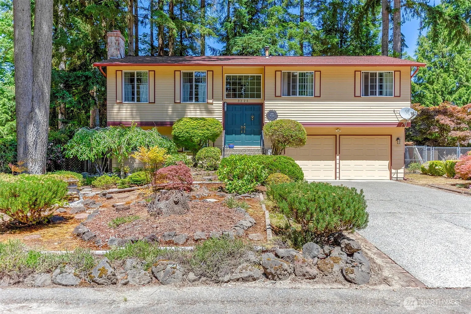 3225 SE Devonshire Place photo 1