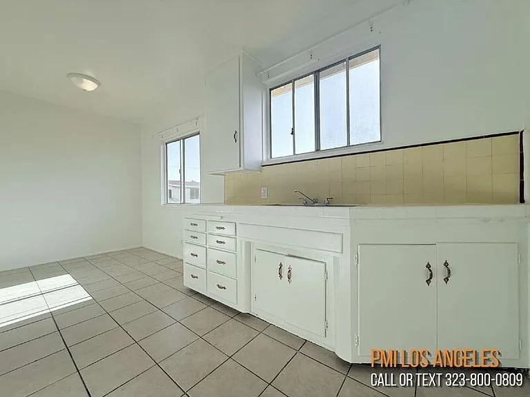 943 W 68th St — Photo 7