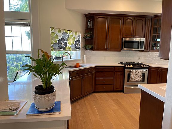 Fully equipped kitchen with solid countertops and deluxe appliances (gas range / electric convection oven).