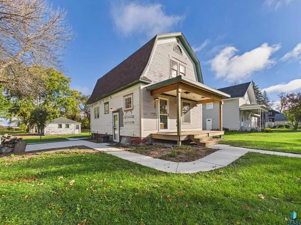 208 W James St, Oldham, SD 57051