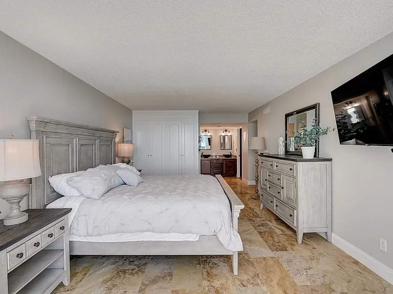 2425 Gulf Of Mexico Dr #14B — Photo 17