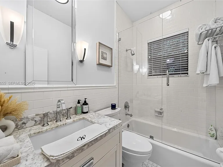 460 W Dilido Dr — Photo 28