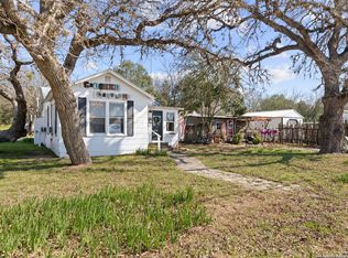 814 12th St, Bandera, TX 78003