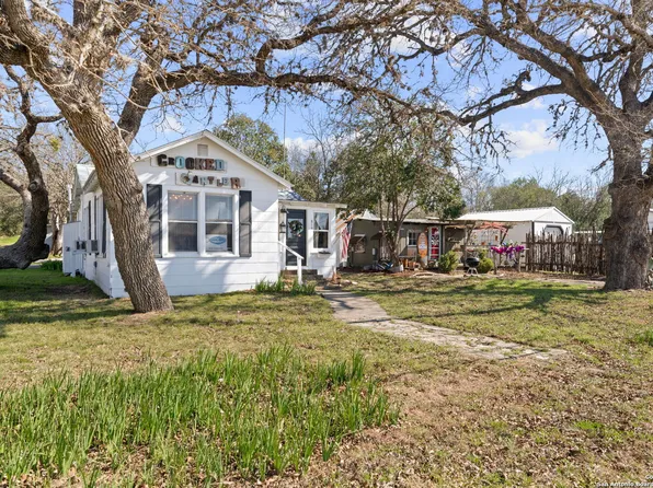 814 12th St, Bandera, TX 78003