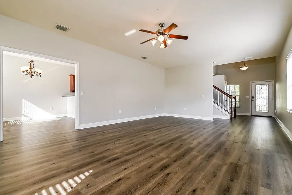 4 bed, 2.5 bath, 2420 sqft, $4,290 — Photo 4