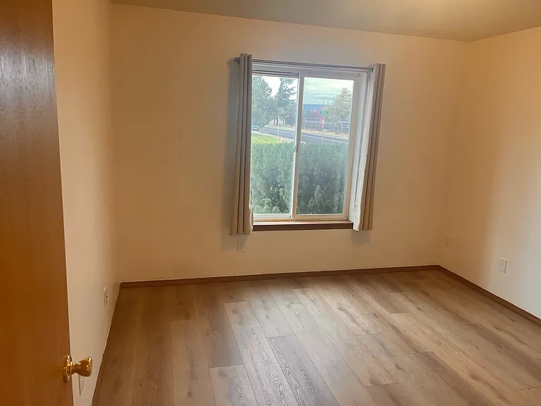 Large Bedroom - Downstairs
