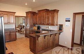 Kitchen w/ eat at bar